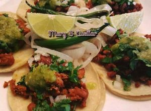 Una foto de Tacos al pastor de cerdo 🐷🐷