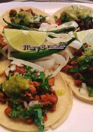 Una foto de Tacos al pastor de cerdo 🐷🐷