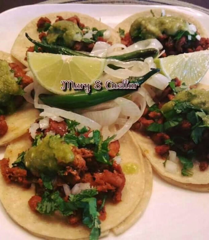 Una foto de Tacos al pastor de cerdo 🐷🐷