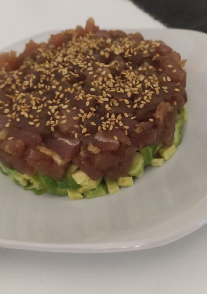 Una foto de Tartar de atún rojo y aguacate