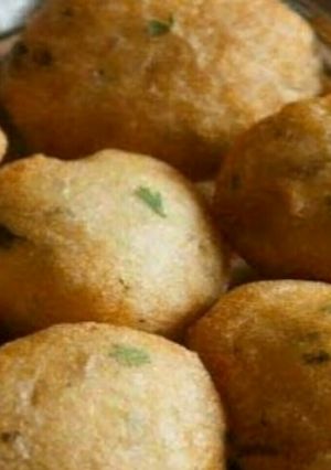 आलू स्टफ उड़द की दाल का बड़ा रेसिपी मुख्य फोटो