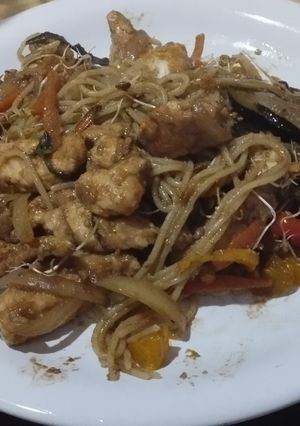 Una foto de Wok de pollo y spaghettis