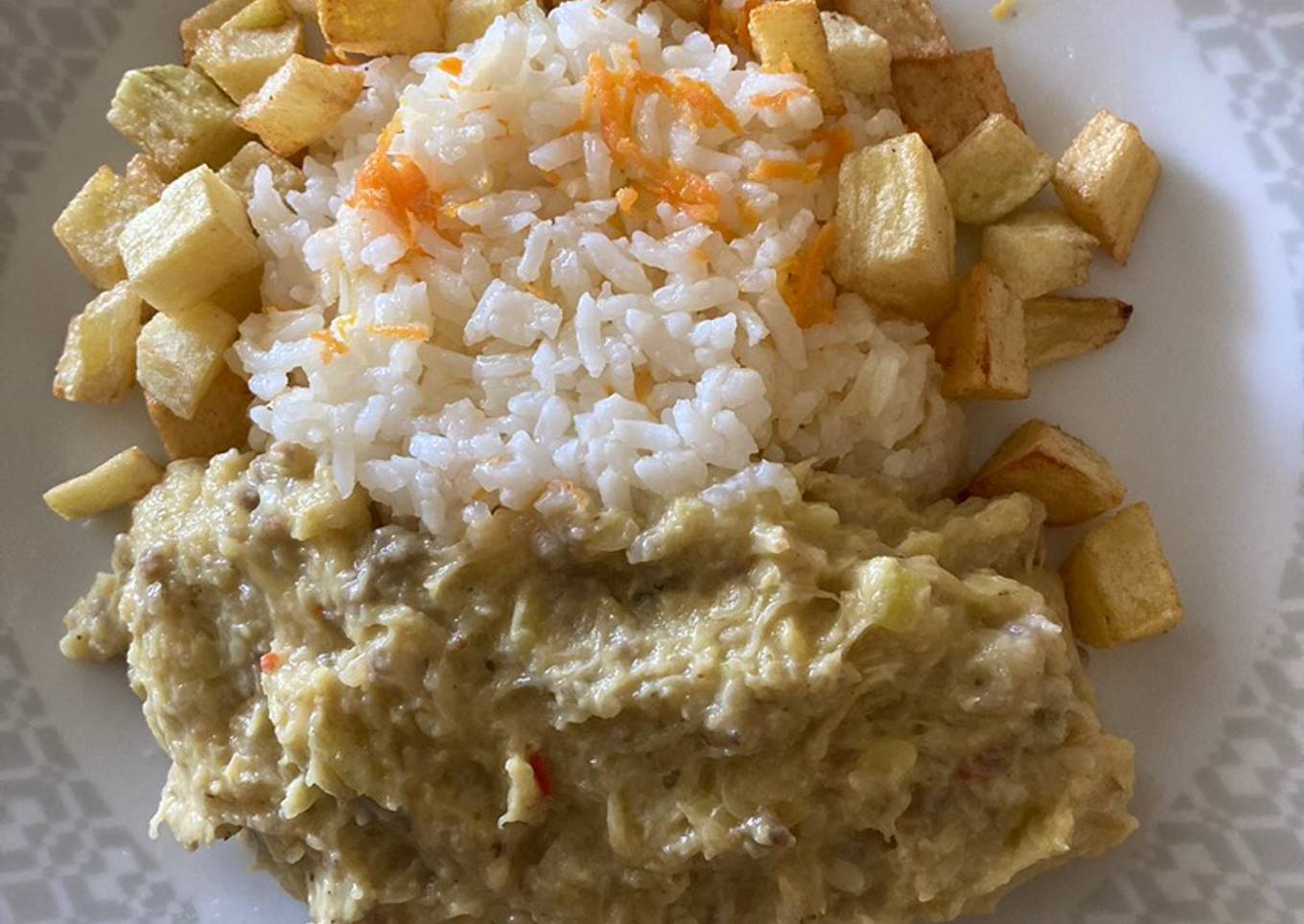 Guiso de Zapallo Italiano con Arroz y Papas Fritas a Cuadros