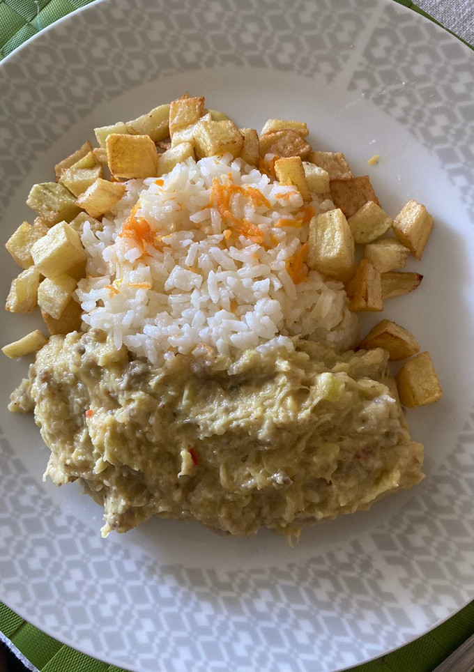 Una foto de Guiso de Zapallo Italiano con Arroz y Papas Fritas a Cuadros