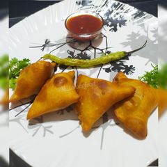A picture of Gobhi Matar Mini Samosa.