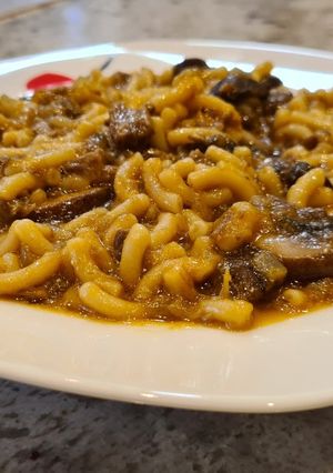 Una foto de Fideuá de rabo de toro y champiñones