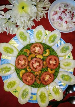 A picture of Spinach Rice/HariyaliRice with Raita.