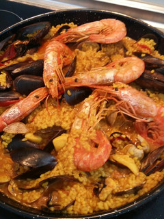 Una foto de Paella de pescado y marisco 😊😉