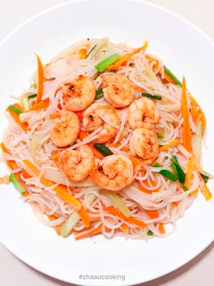 Hình của món Bún trộn tôm chua cay.