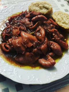 Una foto de Chipirones encebollados