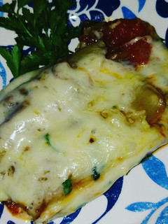 Una foto de Berenjenas al estilo turco, con mi toque de queso y albahaca