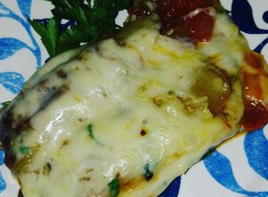 Una foto de Berenjenas al estilo turco, con mi toque de queso y albahaca