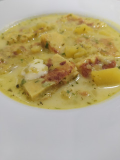 Una foto de Caldo de torrejas de queso (ecuatoriano)