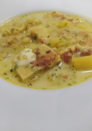 Una foto de Caldo de torrejas de queso (ecuatoriano)