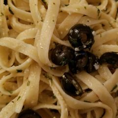 A picture of Fettuccine With Olives.