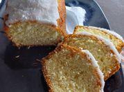 Una foto de budin de coco y nueces