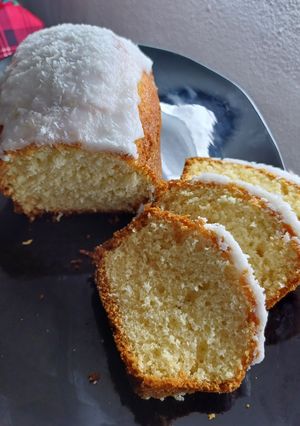 Una foto de Budín de coco y budín con nueces