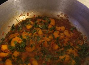Una foto de Camarones en salsa de tomate