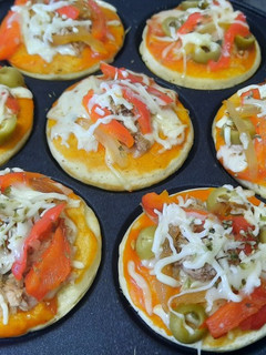 Una foto de Mini pizza sin horno y sin amasar en la sartén muy deliciosa 😋