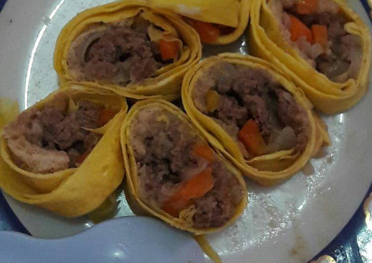 Egg rolling sandwich beef with carrot