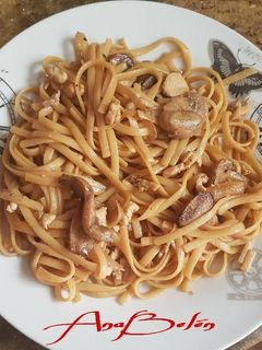 Una foto de Tallarines con pollo y salsa de soja