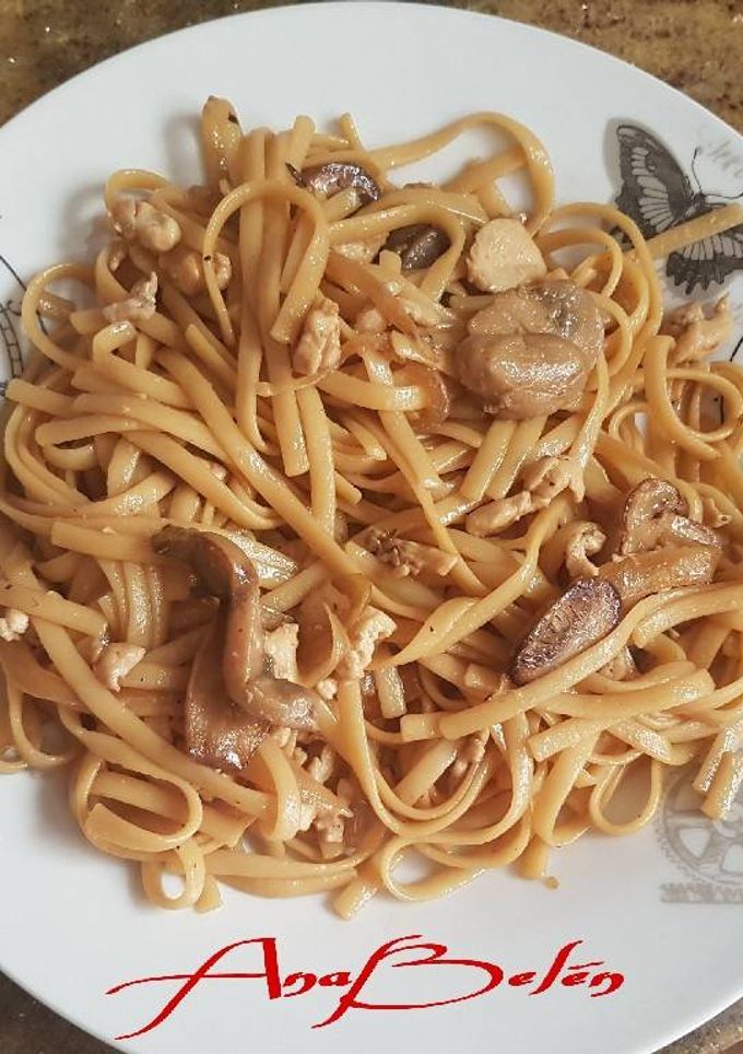 Una foto de Tallarines con pollo y salsa de soja