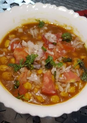 A picture of Kathiyawari choley.