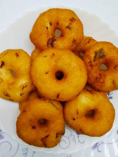 உளுந்து வடை (Ulunthu vadai recipe in tamil) செய்முறை முக்கிய புகைப்படம்
