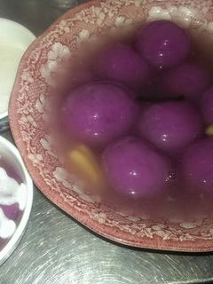 Hình của món Chè trôi nước lá cẩm.