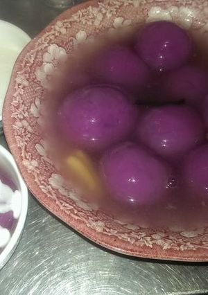 Hình của món Chè trôi nước lá cẩm.