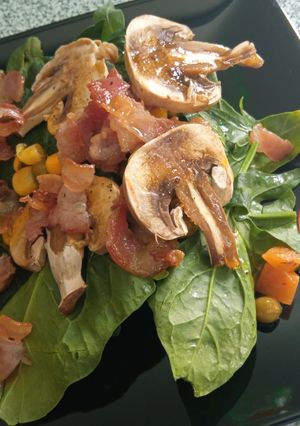 Una foto de Ensalada de espinacas con tocino 🥬🥓
