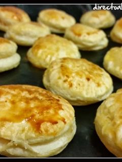 Una foto de Canapés de queso brie y mermelada de tomate