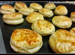 Foto principal de Canapés de queso brie y mermelada de tomate