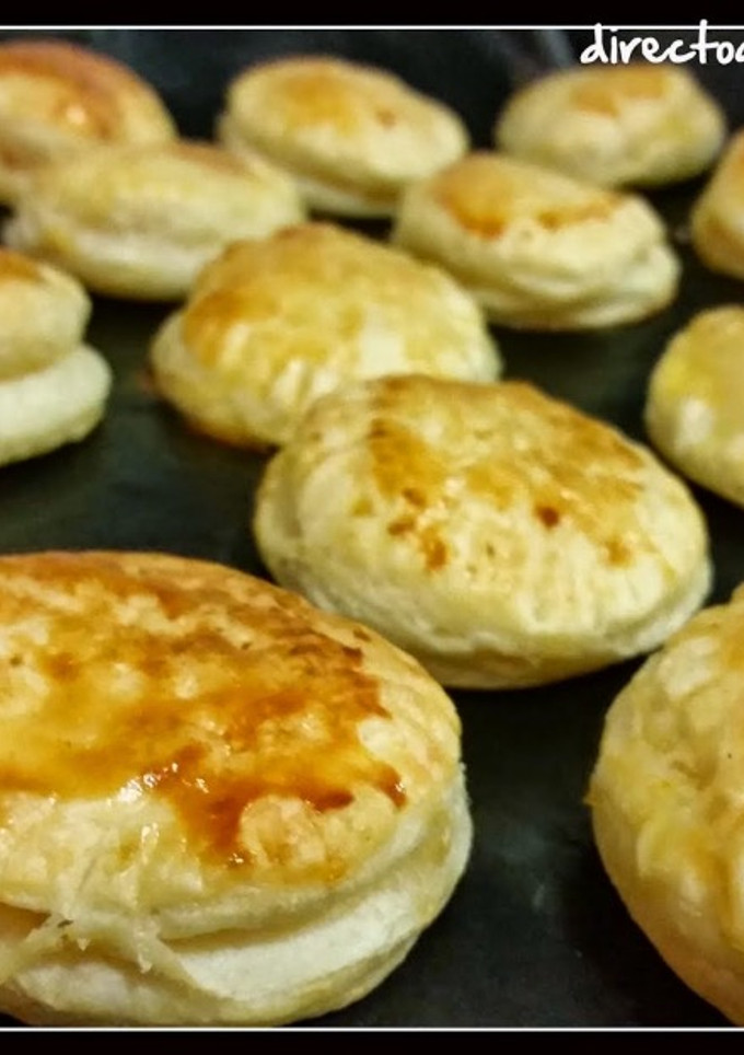 Una foto de Canapés de queso brie y mermelada de tomate