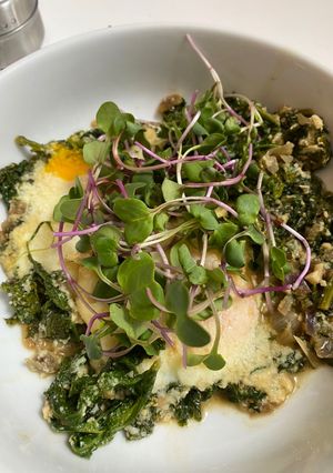 A picture of Green farmer’s market shakshuka.