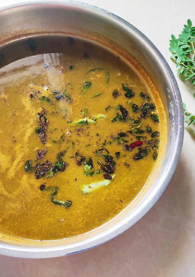அரைத்துவிட்ட முருங்கைக்  கீரை ரசம் (Drumstic leaves rasam) செய்முறை முக்கிய புகைப்படம்