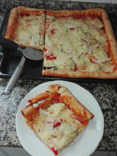 Una foto de Pizza con los bordes rellenos de sobrasada 😋