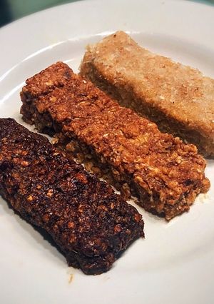 Una foto de Barritas de avena energéticas y saludables de café, de coco y de canela (3 SABORES)