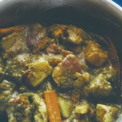A picture of Paneer in a green gravy.