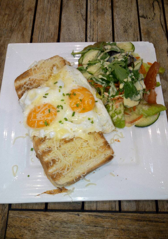 Una foto de Torrada: jamón dulce, tomate, queso, huevo, con ensalada
