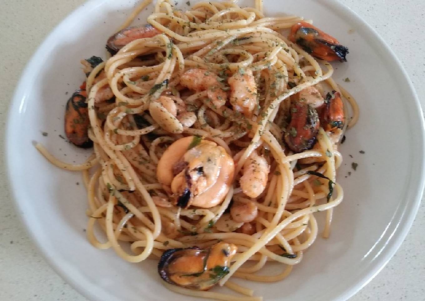 Espaguetis con gambas y mejillones