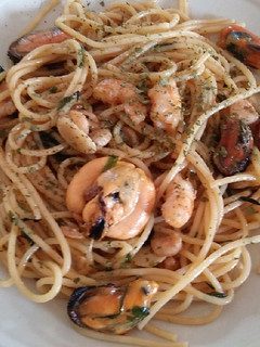 Una foto de Espaguetis con gambas y mejillones