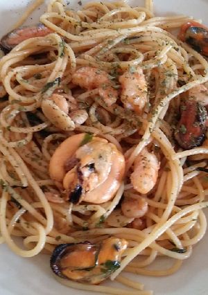 Una foto de Espaguetis con gambas y mejillones