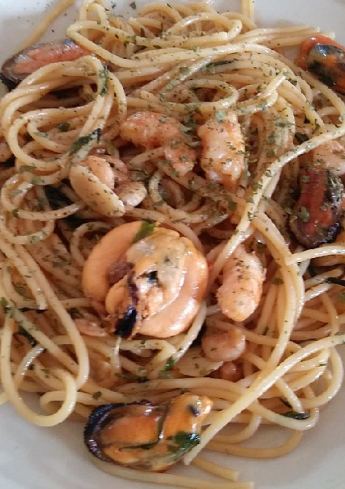 Una foto de Espaguetis con gambas y mejillones