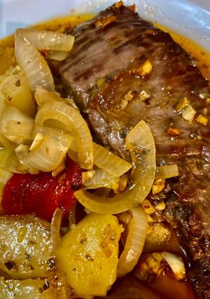 Una foto de Vacío al horno con papas y batatas