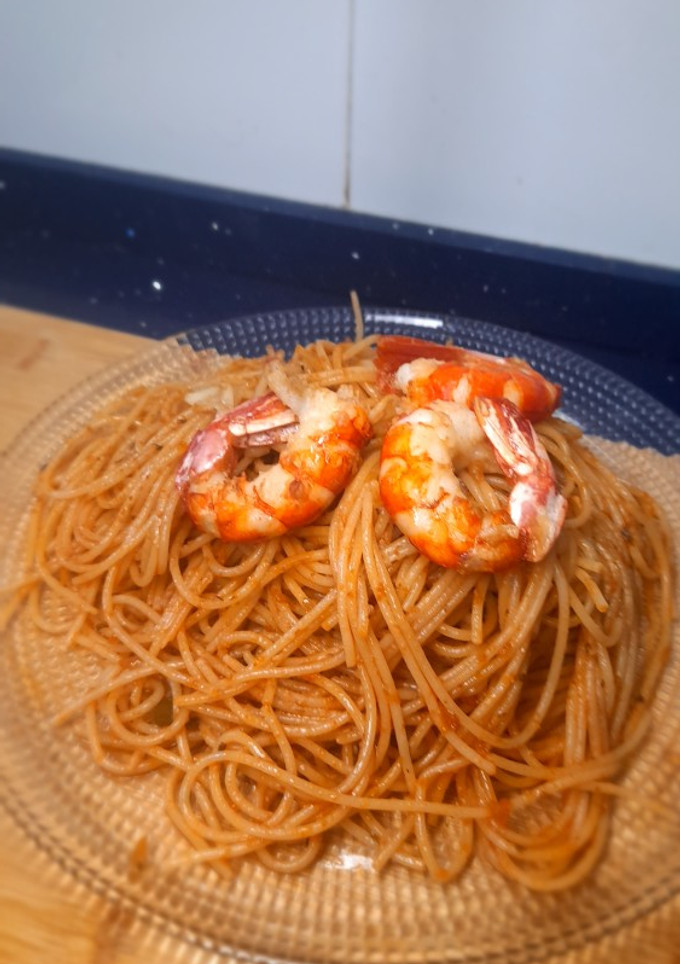 Una foto de Espaguetis con gambón