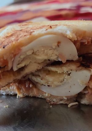 A picture of Egg bread sandwich.