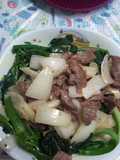 Sayur kailan oseng daging sapi dan bawang bombay