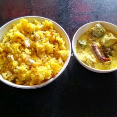 A picture of Khichudi and Dahi Baingan.