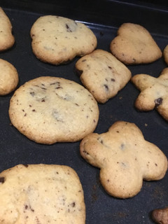 Una foto de Galletitas fáciles con pedacitos de chocolate